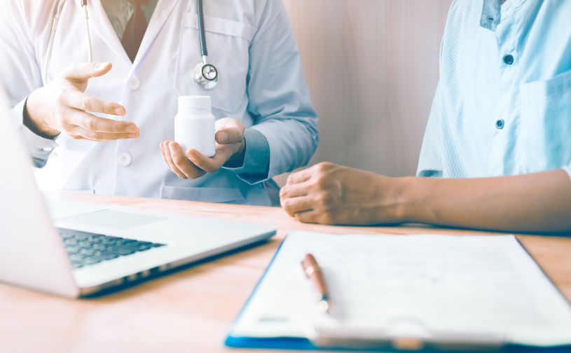 A medical worker explains the patient how to avoid Benadryl addiction.
