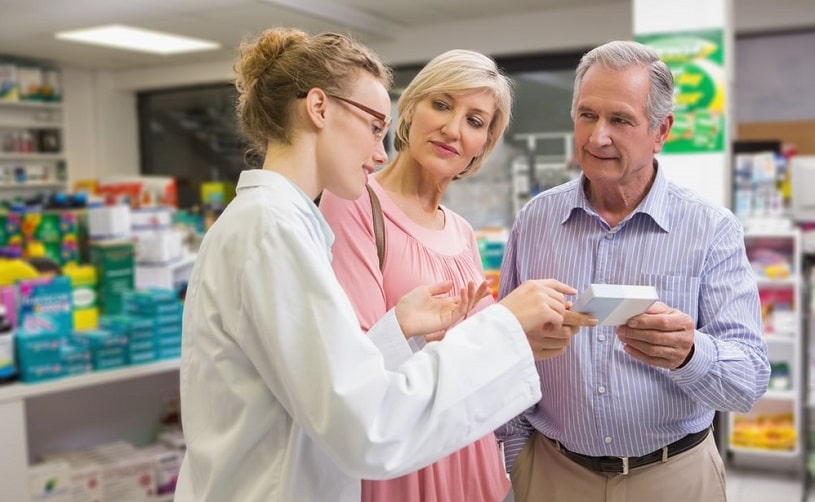Pharmacist explaining Cymbalta vs Effexor difference to patients.