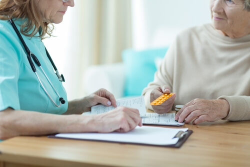 doctor prescribing benadryl otc alternative to senior woman