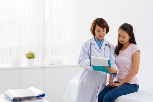 Female doctor showing Lortab withdrawal timeline