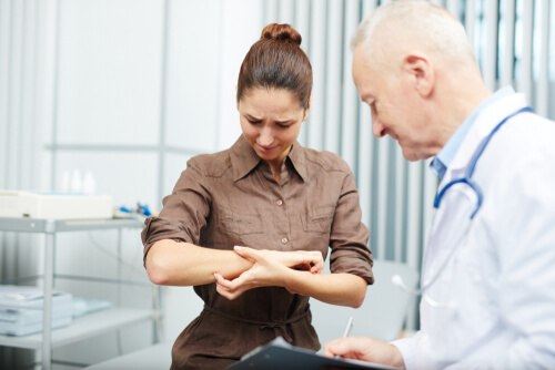woman feeling severe itching during Lortab withdrawal
