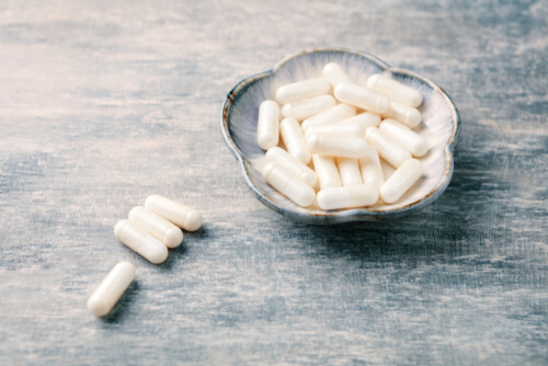 glycine capsules on the table