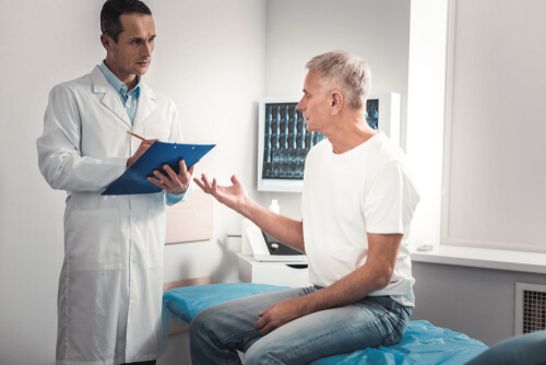 man asking the doctor about opioids