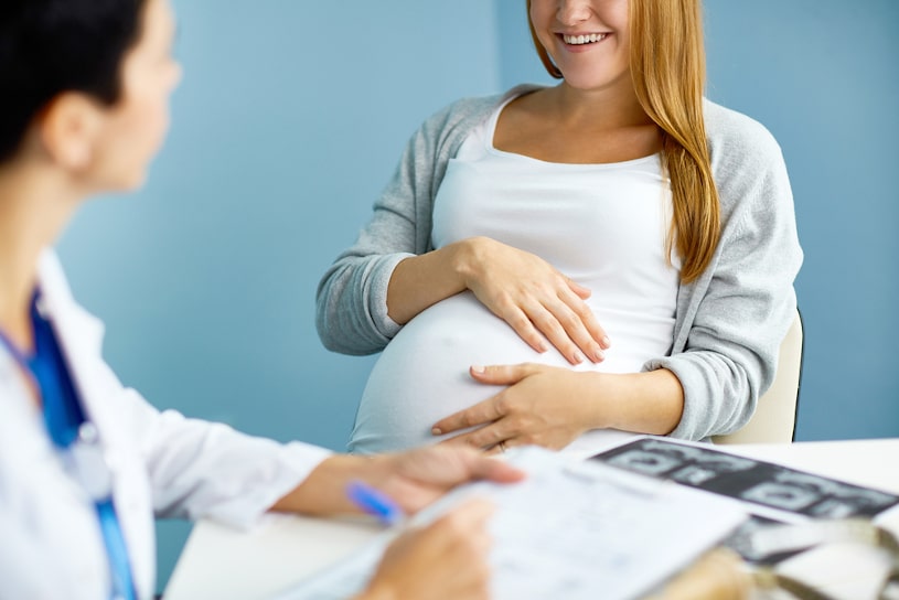 Pregnant woman visiting obstetrician.